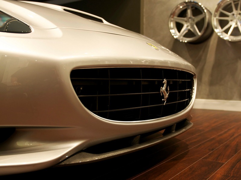 Не слишком широко известное тюнинг-ателье DMC из Германии взялось за модернизацию купе-кабриолета Ferrari California. Итальянский суперкар получил не только новую внешность, но и турбонаддув, что позволило увеличить мощность двигателя почти на 150 л. с - 5