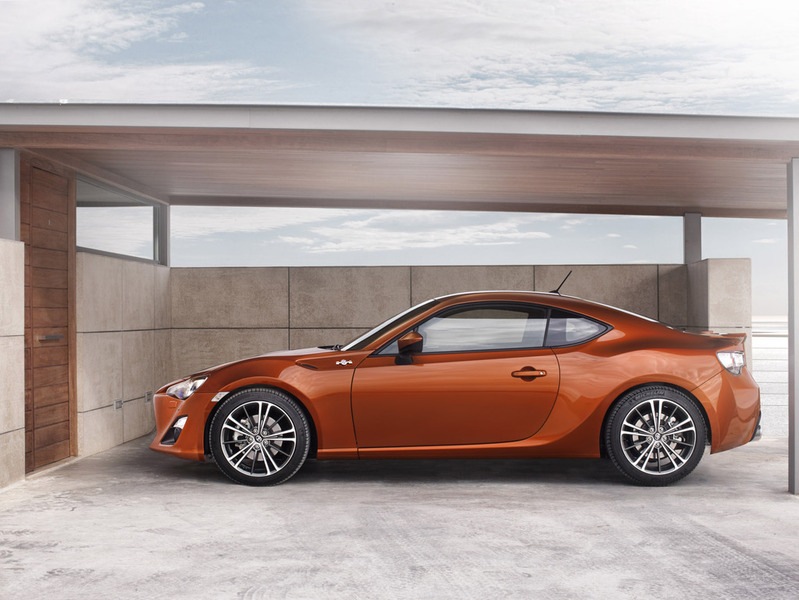 丰田公司发布了概念车FT86量产版本的官方图片以及一些额外的技术数据。值得注意的是，在准备投入批量生产的过程中，这款双门轿跑车的外观进行了小幅改进，并被赋予了新的名称——GT86 - 5