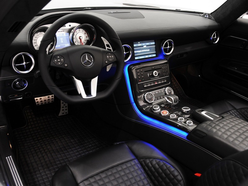 Das bekannte Tuningunternehmen Brabus präsentierte eine neue Interpretation des Mercedes-Benz SLS AMG Roadster. Eines der beliebtesten offenen Modelle bei Tunern erhielt etwa 40 zusätzliche PS, eine neue Fahrwerkstechnologie und einen Karbonfaser-Aero-Kit. - 5