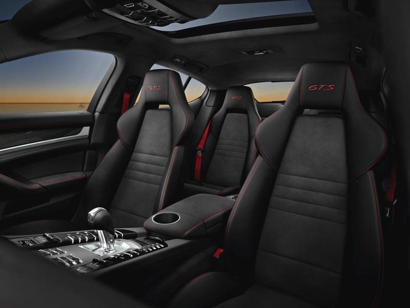 在洛杉矶，另一款改进版的保时捷Panamera大型休旅车举行了首映式。GTS版本在动力配置上介于Panamera S和Panamera Turbo之间，但其构造设计实际上融合了这两款车的特点 - 7