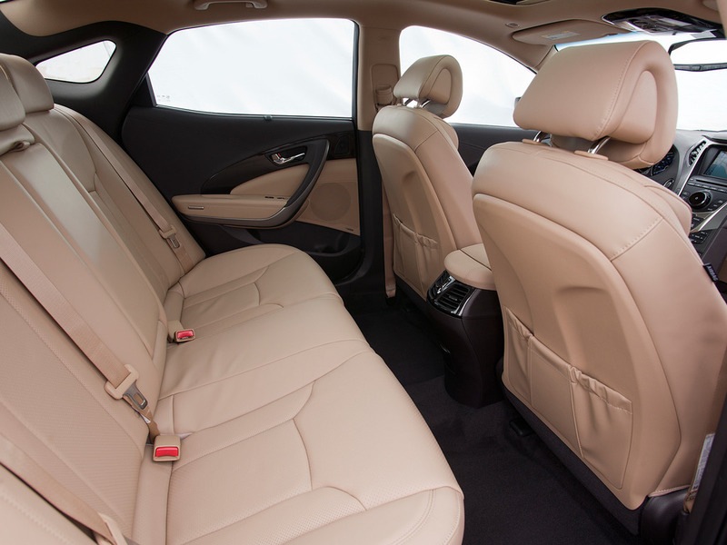 Новый Hyundai Azera представлен корейским производителем на Лос-Анджелесском автосалоне. Очередной представитель дизайнерского течения fluidic sculpture, известный в Европе под именем Grandeur, претендует на звание лидера своего сегмента сразу по нескольк - 5