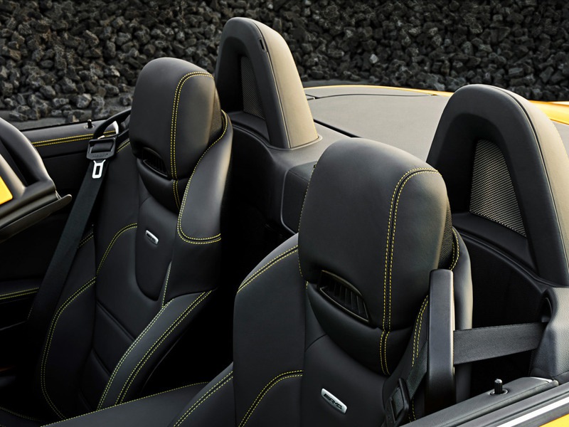 在博洛尼亚的汽车展上，梅赛德斯-奔驰推出了独一无二的亮黄色SLK 55 AMG敞篷车。 - 7