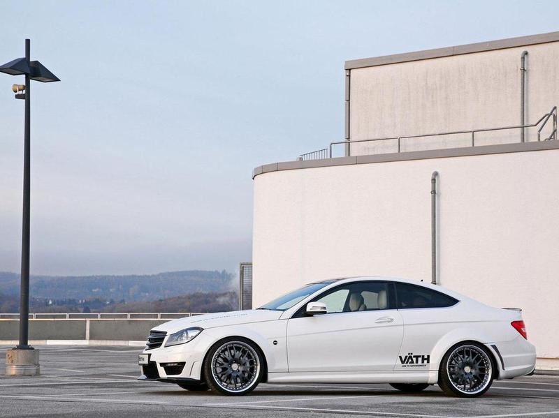 El Mercedes-Benz C63 AMG ha cambiado su nombre principal. En la versión del tuner alemán VATH, se llama V63 y desarrolla no 457 caballos de fuerza como en el modelo estándar, sino un total de 680. Cabe destacar que esta modernización casi no ha afectado el aspecto exterior del cupé. El aumento significativo - 5
