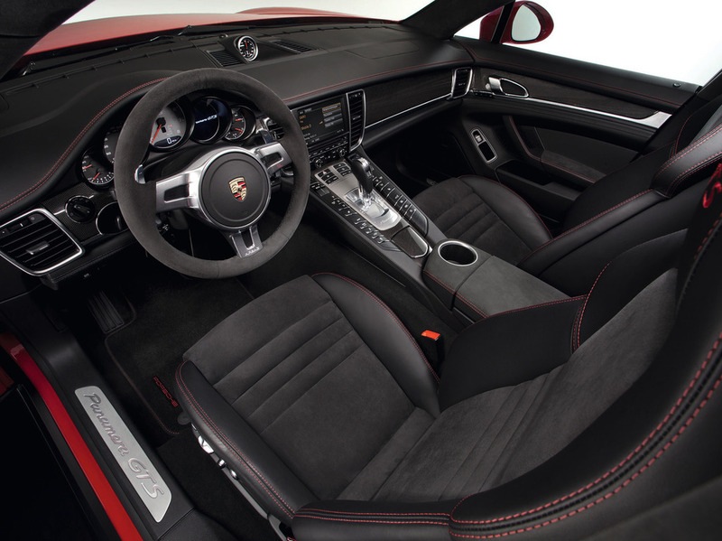 在洛杉矶，另一款改进版的保时捷Panamera大型休旅车举行了首映式。GTS版本在动力配置上介于Panamera S和Panamera Turbo之间，但其构造设计实际上融合了这两款车的特点 - 6