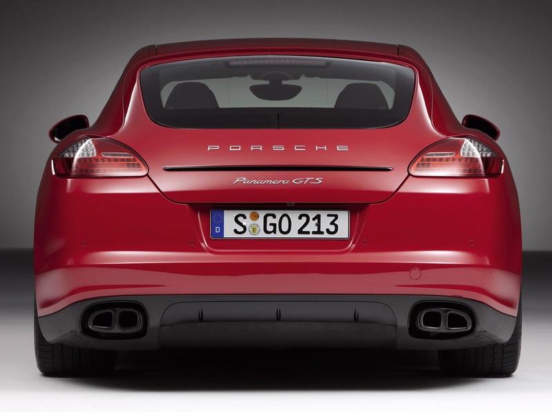 在洛杉矶，另一款改进版的保时捷Panamera大型休旅车举行了首映式。GTS版本在动力配置上介于Panamera S和Panamera Turbo之间，但其构造设计实际上融合了这两款车的特点 - 5