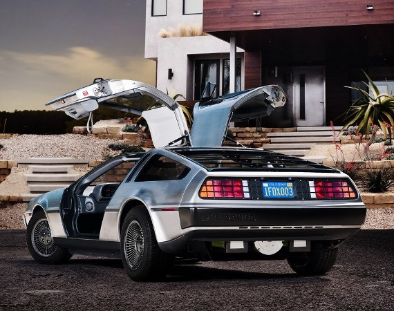 Американская компания DeLorean Motor Company of Texas объединилась с Epic EV и Flux Power в проекте по созданию нового электромобиля DeLorean DMC-12 EV, который фактически является копией оригинального транспортного средства из кинотрилогии «Назад в будущ