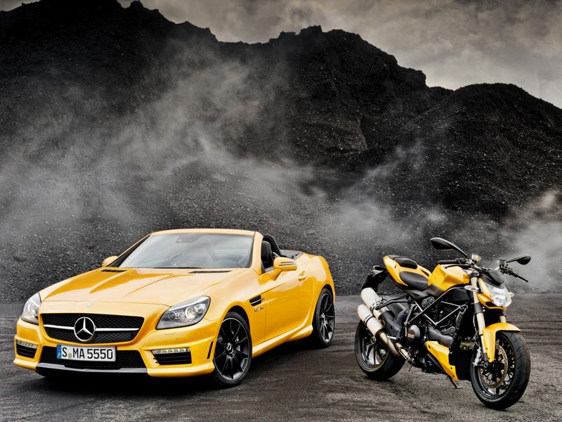 Auf der Automobilmesse in Bologna präsentierte Mercedes-Benz den einzigartigen, leuchtend gelben Roadster SLK 55 AMG.