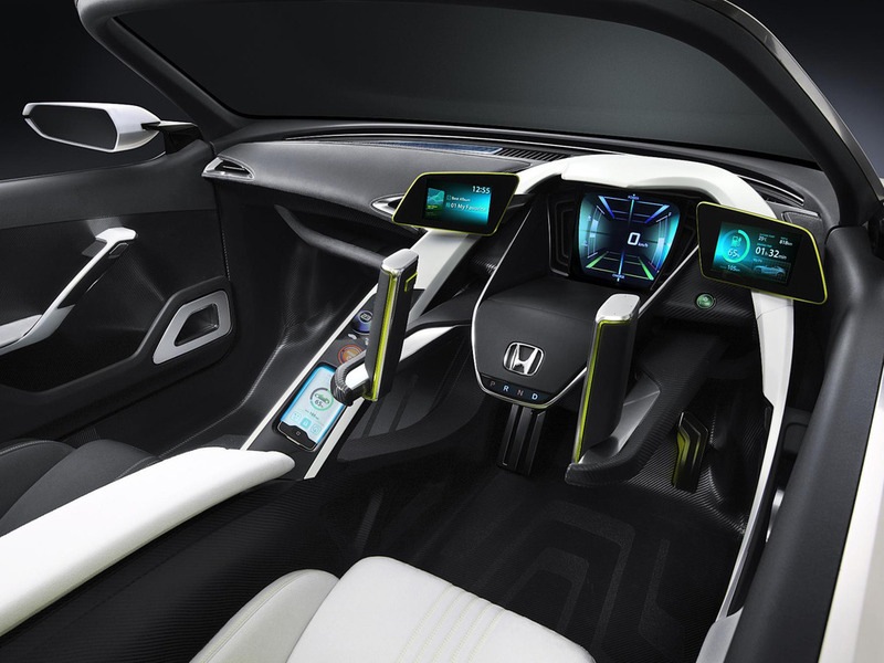 在东京举行的家庭车展上，本田展示了一系列技术革新成果，这些成果旨在展现未来的汽车市场。公司的展台上展示了双轮、三轮和四轮交通工具 - 6