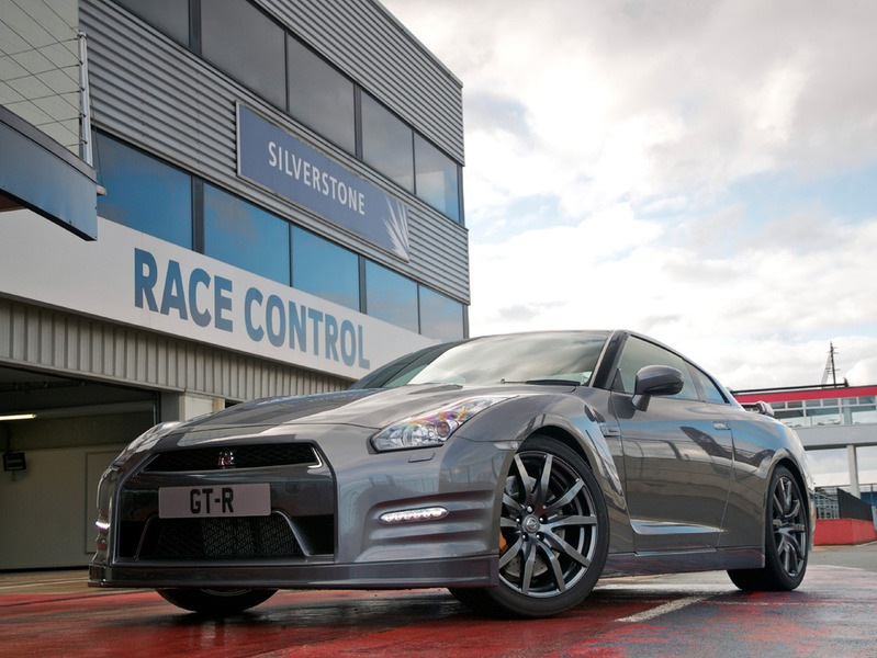 日产发布了关于2012款Nissan GT-R的官方信息。这款超级跑车将拥有更强的动力、升级后的悬挂系统以及改进过的传动系统。此外，还提供了可选的赛道套装，可帮助用户更好地发挥这款超级跑车的性能。