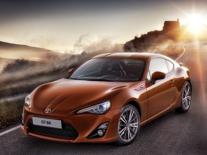 丰田公司发布了概念车FT86量产版本的官方图片以及一些额外的技术数据。值得注意的是，在准备投入批量生产的过程中，这款双门轿跑车的外观进行了小幅改进，并被赋予了新的名称——GT86