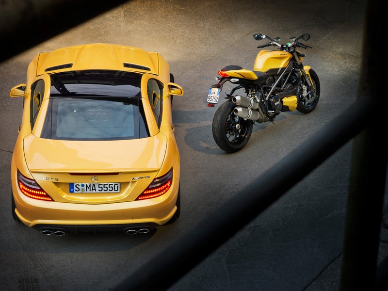 在博洛尼亚的汽车展上，梅赛德斯-奔驰推出了独一无二的亮黄色SLK 55 AMG敞篷车。 - 5