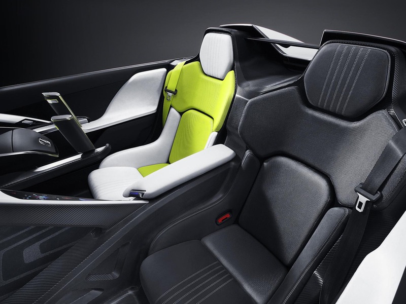 在东京举行的家庭车展上，本田展示了一系列技术革新成果，这些成果旨在展现未来的汽车市场。公司的展台上展示了双轮、三轮和四轮交通工具 - 7