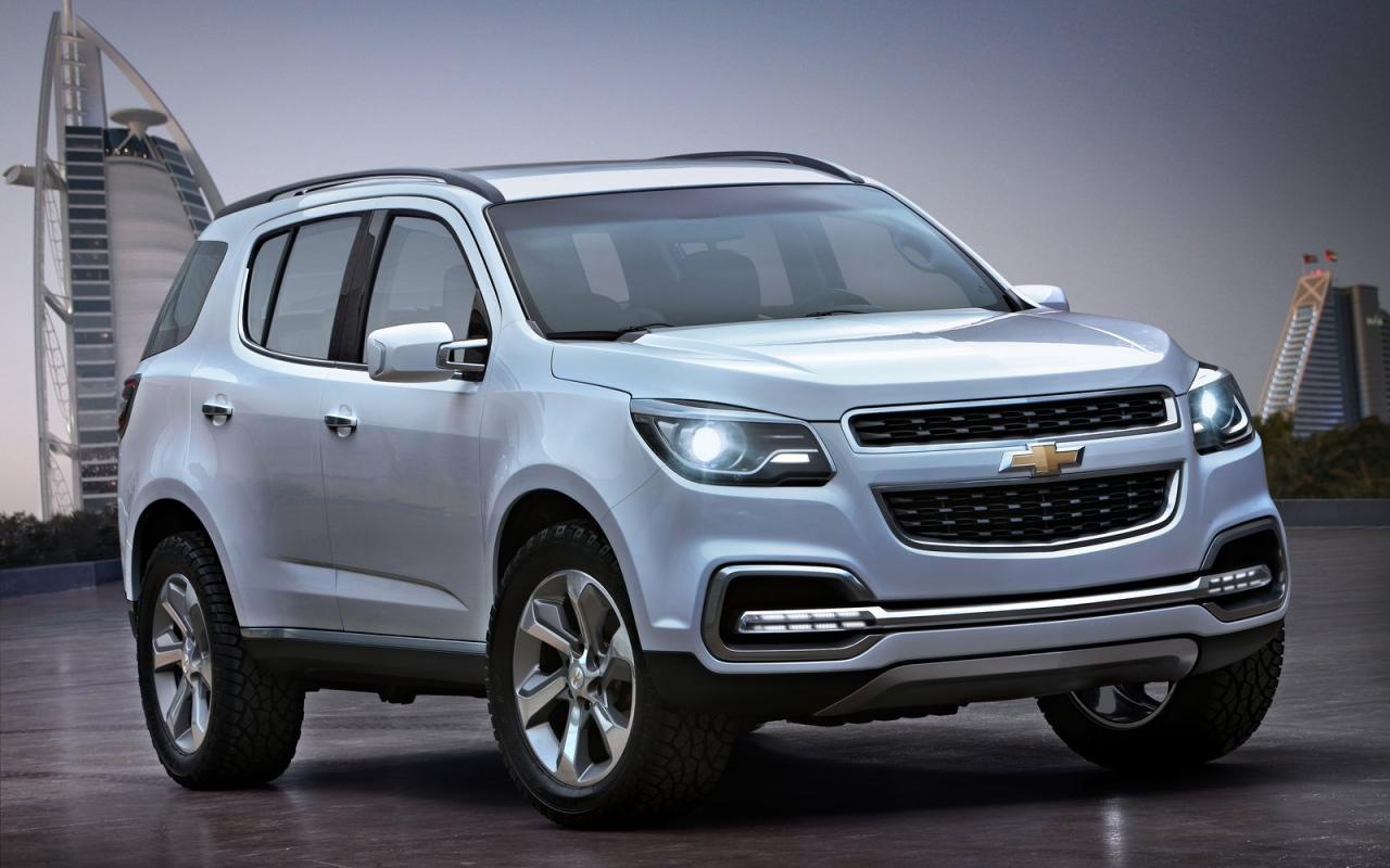 Среднеразмерный SUV Chevrolet TrailBlazer дебютировал 10 ноября 2011 года, на открытии международного автосалона в Дубае. Мощный семиместный выставочный автомобиль анонсировал новейшее предложение от Chevrolet в классе SUV