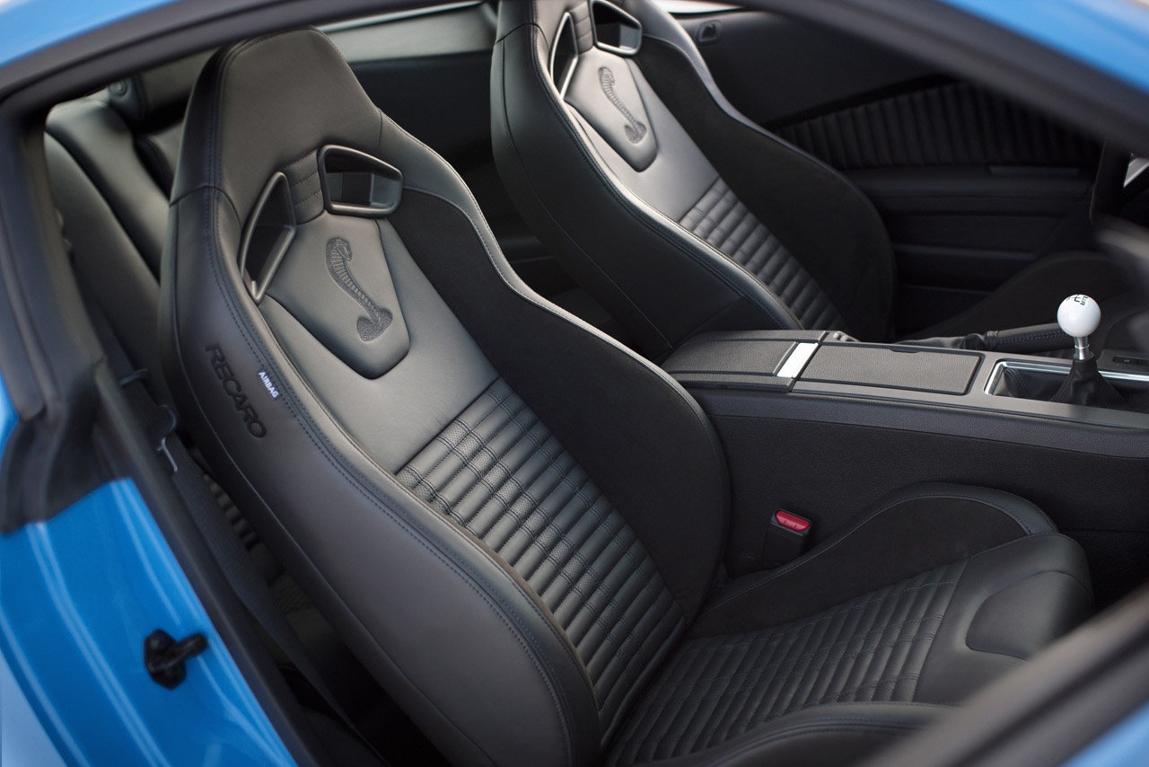 最新款最强大的福特野马工厂版——Shelby GT500，其动力性能和牵引力数据简直令人难以置信：650马力和814牛顿米！这样的动力足以使其达到超过320公里/小时的最高速度——这比任何一款量产型野马都要快。</p> - 7