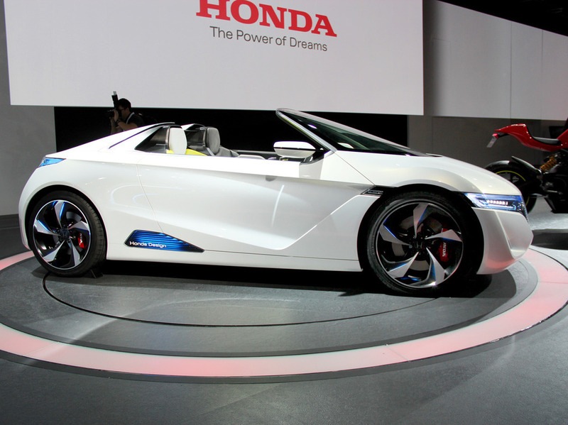 在东京举行的家庭车展上，本田展示了一系列技术革新成果，这些成果旨在展现未来的汽车市场。公司的展台上展示了双轮、三轮和四轮交通工具