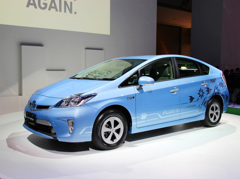Концерн Toyota готовий розпочати продажі гібридної версії Prius, яка може заряджатися від домашньої електромережі