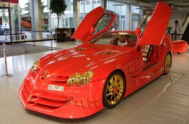 Szwajcarski designer Ueli Anliker sprzedaje swój jedyny w swoim rodzaju Mercedes-McLaren SLR. Nazwany „Red Gold Dream” (Czerwono-złota marza), ten samochód wyposażony jest w ogromną ilość złota i rubinów, a ponadto – w momencie sprzedaży artysta obiecuje zwiększyć moc silnika do 1000 koni mechanicznych. Na tuningu zostało wykorzystano ponad 600 rubinów, dużą ilość 24-karatowego złota oraz około 35 000 godzin intensywnych prac. Za swoje dzieło mistrz spodziewa się uzyskać 11 milionów dolarów.</ti