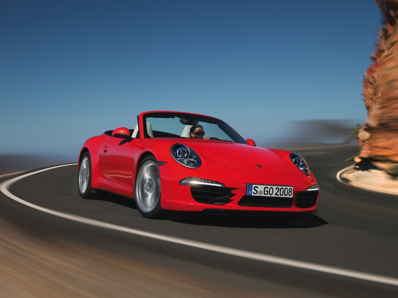 Porsche veröffentlicht die ersten offiziellen Bilder seines Cabriolets 911 mit offenem Dach. Laut Angaben des Herstellers wird das Cabriolet über ein innovatives Softtop verfügen, das den authentischen Silhouettenriss des Sportwagens vollständig beibehält