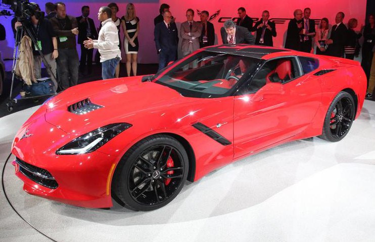 In der Welt der Supersportwagen fand die wohl erwartetste Premiere statt: Der Konzern General Motors präsentierte die siebte Generation des Chevrolet Corvette, die wieder unter dem berühmten Namen Stingray vermarktet wird. Dieser Supersportwagen ist ausgestattet mit dem leistungsstärksten Motor der Geschichte dieser Modellreihe.