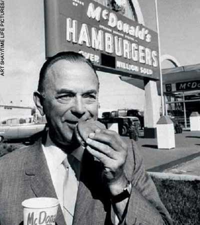 Ray Kroc – der amerikanische Geschäftsmann, der 1954 die Idee hatte, ein bescheidenes Restaurant der Firma „McDonald’s Corporation“ zu entwickeln und es in das erfolgreichste Fast-Food-Netzwerk der Welt zu verwandeln