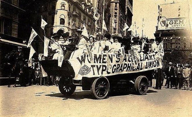 Vor 104 Jahren fand in New York die erste Frauenautorennen auf der Welt statt. Es gibt viele unterschiedliche Interpretationen, Debatten, Mythen und Meinungen darüber, was es bedeutet, „eine Dame am Steuer eines Autos“. Doch trotz Witze, Anekdoten und männlichen Chauvinismus behaupten wir mutig: In der Natur einer Frau liegt