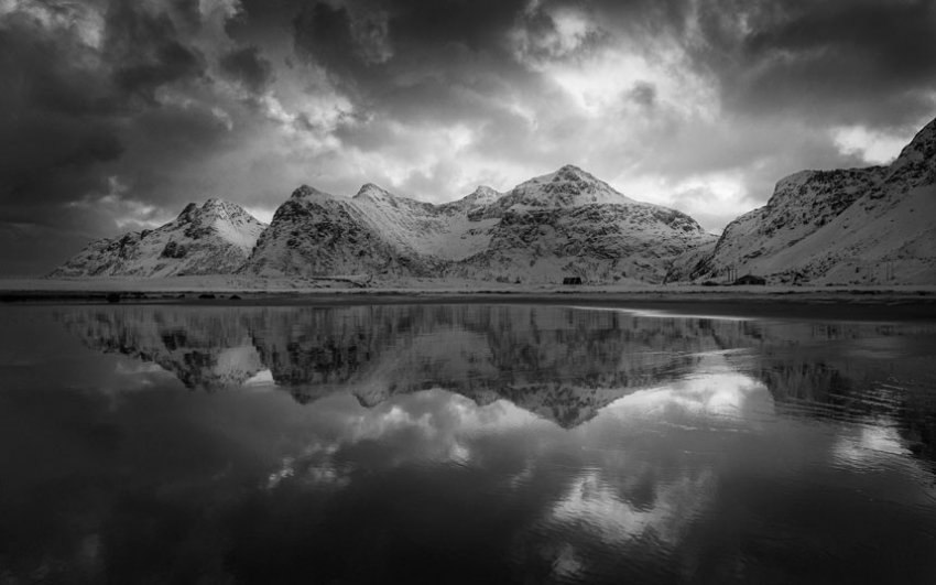 Błyskawice polarnne w Szwecji i NorwegiiAmator fotograf Mailes Morgan udał się do lasów iglastych w Kirunie, Szwecja, aby zrobić piękne zdjęcia błyskawic polarnnych. Fotografie błyskawic polarnnych zawsze są piękne, ponieważ należą do najbardziej imponujących i tajemniczych - 6