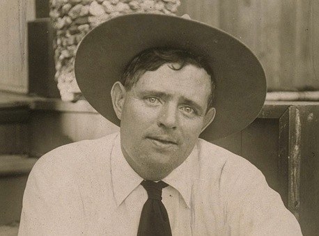 Vor 137 Jahren wurde der berühmte Schriftsteller Jack London geboren. Jack London, bei seiner Geburt John Cheney genannt, wurde am 12. Januar 1876 in San Francisco geboren. Als er acht Monate alt war, heiratete seine Mutter, und John wurde zu John Griffith London. Die Familie London war nicht wohlhabend, und bereits als Schüler musste Jack arbeiten – er verkaufte Zeitungen. Nach dem Abschluss der Mittelschule im Jahr 1889 arbeitete er in einer Konservenfabrik, war Goldgräber in Alaska, fing Musc