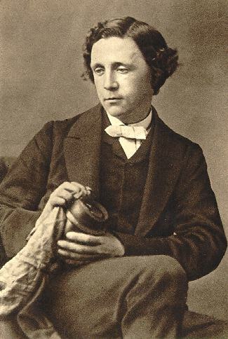 Lewis Carroll, dessen bürgerlicher Name Charles Lutwidge Dodgson war, wurde am 27. Januar 1832 in die Familie eines Pfarrers im County Cheshire hineingeboren. Im Alter von 12 Jahren besuchte er eine Privatschule in der Nähe von Richmond und ein Jahr später setzte er sein Studium an der Rugby School fort. Im Jahr 1851 zog Carroll nach Oxford, wo er an einem der Colleges der Universität eingeschrieben wurde. Nach seinem Universitätsabschluss hielt er über 26 Jahre lang (von 1855 bis 1881) Vorlesun