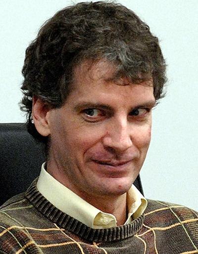 Lächeln der berühmtesten Mörder der Welt – das glückliche Lächeln erfolgreicher und selbstbewusster Menschen auf den Gesichtern von Maniakern, Killern und Terroristen lässt einen daran denken, dass all diese Personen großen Genuss an dem getan haben, was sie getan haben, und das bedeutet, wenn nicht Wahnsinn, so zumindest eine ernsthafte psychische Störung.</p> - 6