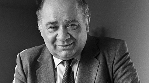 Jewgeni Pawlowitsch Leonow wurde am 2. September 1926 in Moskau in einer gewöhnlichen, mittelständischen Familie geboren. Sein Vater arbeitete als Ingenieur in einem Flugzeugwerk, seine Mutter war Hausfrau. Im Jahr 1947 absolvierte er die Moskauer Dramastudios. Danach arbeitete er am