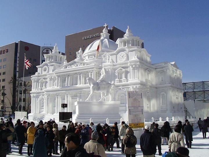 Eispalast. Schneefest und Eiskunstfestival in Sapporo, Japan