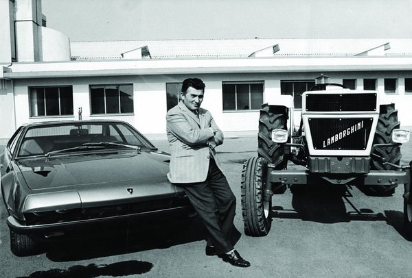 Der italienische Automobilhersteller und Gründer von Lamborghini, Ferruccio Lamborghini, wurde in dem kleinen italienischen Dorf Renazzo di Cento in der Provinz Ferrara geboren. Nach Kriegsende kehrte er in sein Heimatdorf zurück und begann dort mit der Herstellung