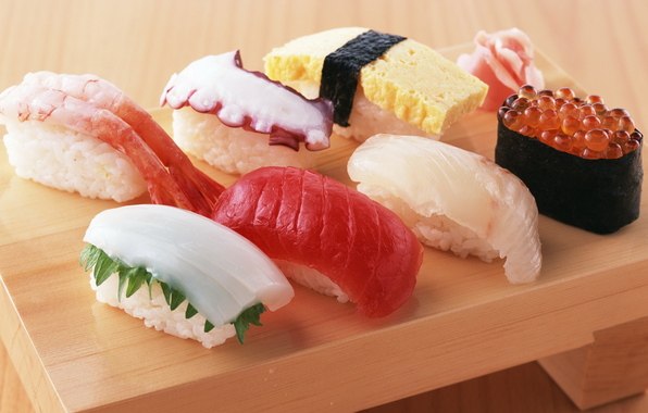 Die Entstehungsgeschichte von Sushi begann in Südasien. Dort wurde gekochter Reis zum Zubereiten und Konservieren von Fisch verwendet. Der gereinigte und in kleine Stücke geschnittene Fisch wurde mit Salz bestreut und mit Reis vermischt, bevor er abgedeckt wurde.