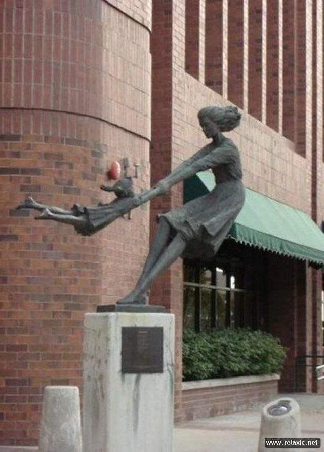 Die seltsamsten Denkmäler der Welt: Wir wissen nicht, wo diese Denkmäler aufgestellt sind, und das ist wahrscheinlich auch nicht wichtig, denn in den meisten Fällen kennen nur ihre Schöpfer den Sinn und die Bedeutung dieser Kunstwerke. Deshalb sollten wir einfach die Fantasie einiger Künstler bewundern und - 9