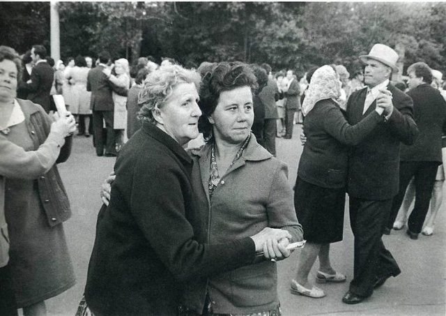 Sowjetische Realität – Eine große Sammlung von Fotografien, die ganz Europa bereiste und in der Sowjetzeit verboten war. Dies war eine der ersten Sammlungen von Fotografien, die die russische Realität darstellten - 9