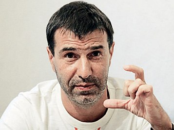 Jewgeni Walerjewitsch Grischkowez wurde am 17. Februar 1967 in der Stadt Kemerowo geboren. In der neunten Klasse besuchte er zufällig in Tomsk eine Pantomimeaufführung und verliebte sich für immer im Theater. Er begann, an Theaterkursen teilzunehmen. Nach seinem Abschluss an der Philologischen Fakultät der Universität Kemerowo