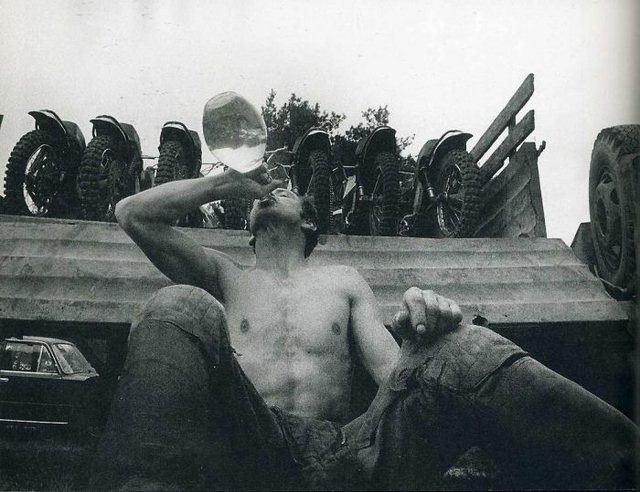 Sowjetische Realität – Eine große Sammlung von Fotografien, die ganz Europa bereiste und in der Sowjetzeit verboten war. Dies war eine der ersten Sammlungen von Fotografien, die die russische Realität darstellten