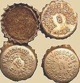 In den 1880er Jahren verschlossen die für die Versiegelung von Flaschen mit verschiedenen Getränken verwendeten Korken die Flaschen nicht ausreichend fest und zerbrachen häufig. Dadurch verschlechterte sich die Qualität des Getränks, das Kohlendioxid konnte nicht im Inneren der Flasche gehalten werden und außerhalb drang Luft ein. Um dieses Problem zu lösen