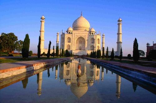 Vor 82 Jahren wurde Neu-Delhi zur Hauptstadt Indiens. Ab 1577 war Kalkutta die Hauptstadt Britisch-Indiens. Deli hingegen diente als politisches und finanzielles Zentrum mehrerer Reiche im alten und mittelalterlichen Indien. Anfang der 1900er Jahre schlug die britische Verwaltung vor, die Hauptstadt des Britischen Indiens von Kalkutta nach Deli zu verlegen. Im Gegensatz zu Kalkutta, das an der Ostküste Indiens liegt, befindet sich Deli im Norden Indiens – und die britische Regierung in Indien hi