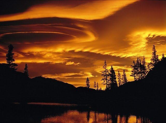 Seltsame Wolken am Sonnenuntergang im Yosemite-Nationalpark, USA