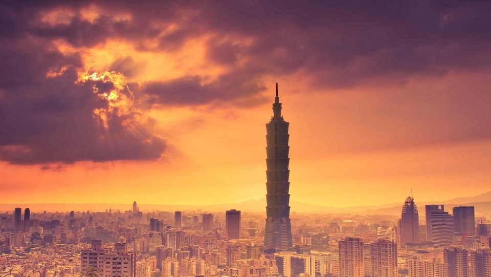 Feuriger Sonnenuntergang in Taipeh, China