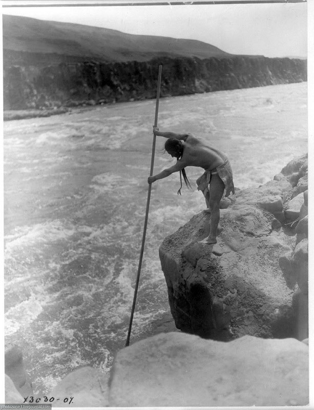 Життя північноамериканських індіанців. Фотограф Едвард Кертис (Edward Curtis) зробив понад 40 000 фотографій у більш ніж 80 племенах північноамериканських індіанців, намагаючись якомога повніше зафіксувати культуру індіанців перед її зникненням - 6