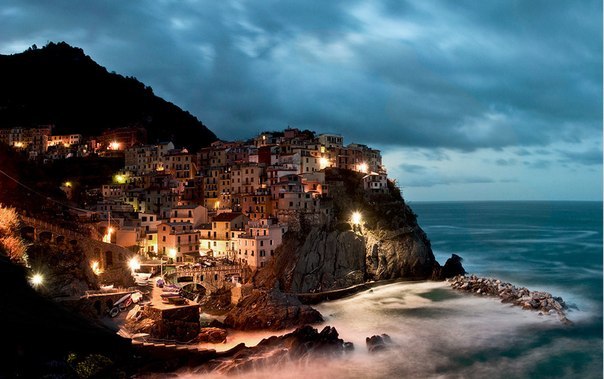 Panorama der Küstenstadt Manarola vor der Morgendämmerung, Italien