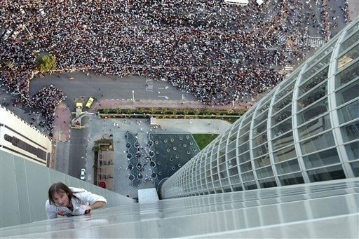 Der französische Kletterer und Wolkenkratzer-Eroberer Alain Robert im Moment der Erklimmung des 482 Meter hohen Turms von Kuala Lumpur