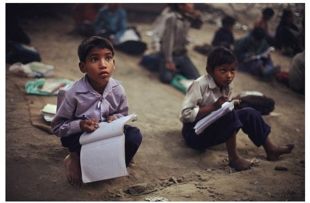 Na zdjęciach widnieje niezwykła szkoła w Indiach: oprócz dwóch tablic i dwóch krzesłów w niej nie znajduje się nic innego – ani ławek, ani budynku szkolnego. Położona jest pod mostem metra w Nowym Delhi, stolicy Indii