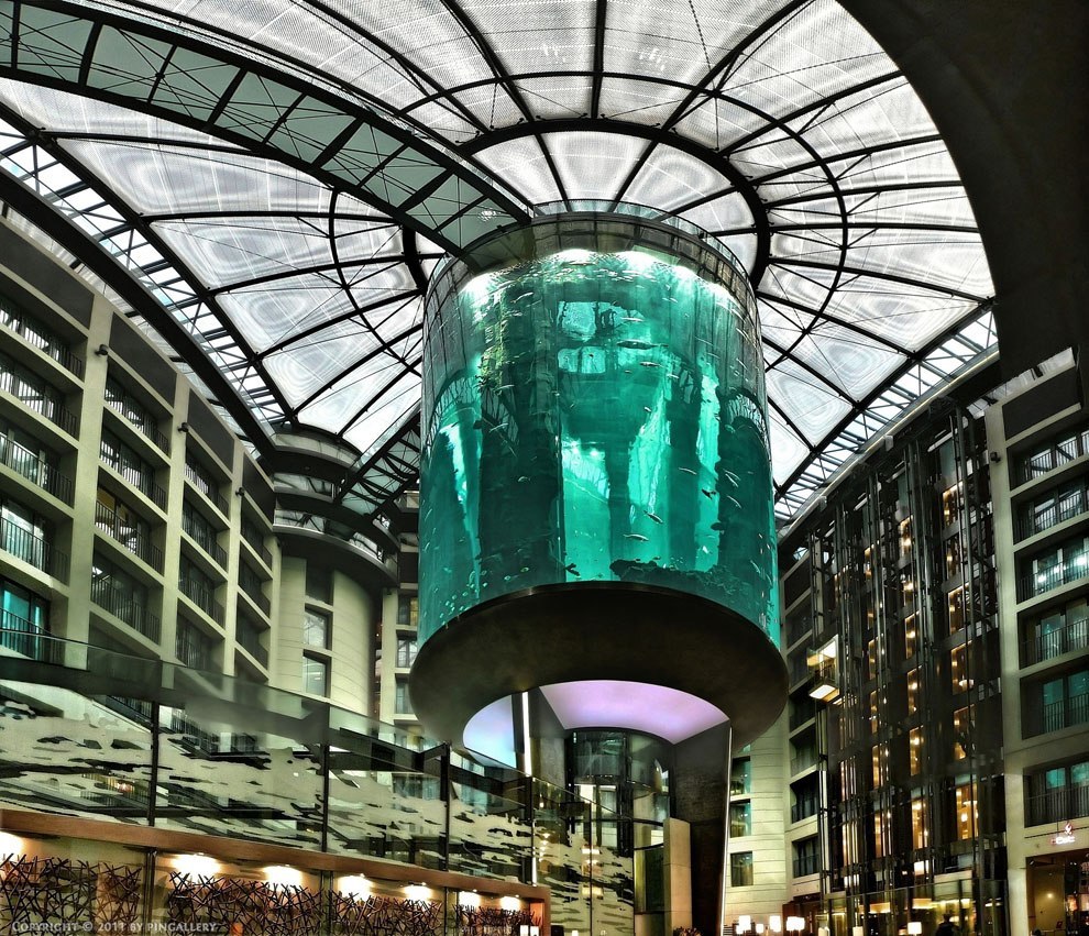 Dans le hall de l’hôtel Radisson Blu de Berlin se trouve le plus grand aquarium cylindrique du monde : « Aqua Dom »
