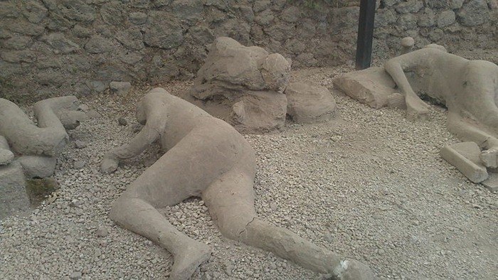 Zamrznęci na wieki pod potokiem lawy