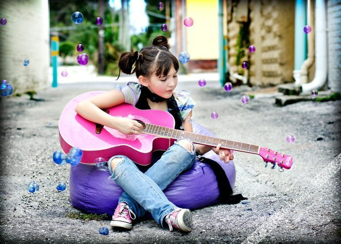 美国人蒂姆·凯霍花费了10多年时间和300万美元来研发彩色肥皂泡。真正的问题并不在于如何将颜料添加到肥皂液中而不破坏其性质（尽管这也不是件容易的事），