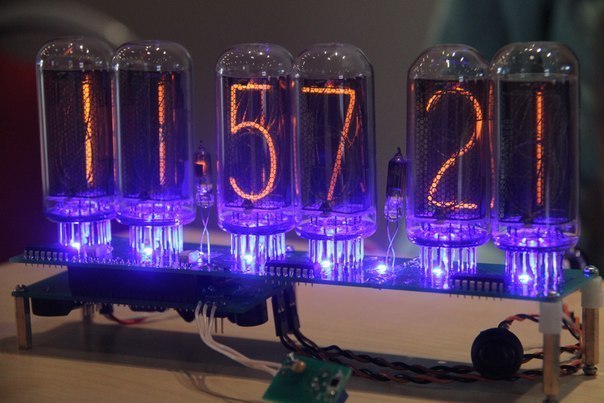 Uwaga! dla wszystkich, którzy lubią nieco nietypowego i oryginalnego! Prezentujemy ekskluzywnie zrobione zegary, wyprodukowane z starych indicatorowych lampek, które wytwarzano już w Związku Radzieckim! Tych lampek pozostało bardzo mało, więc nie wahajcie się!