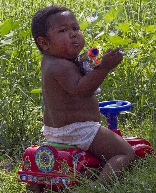 两岁男孩每天吸40支烟